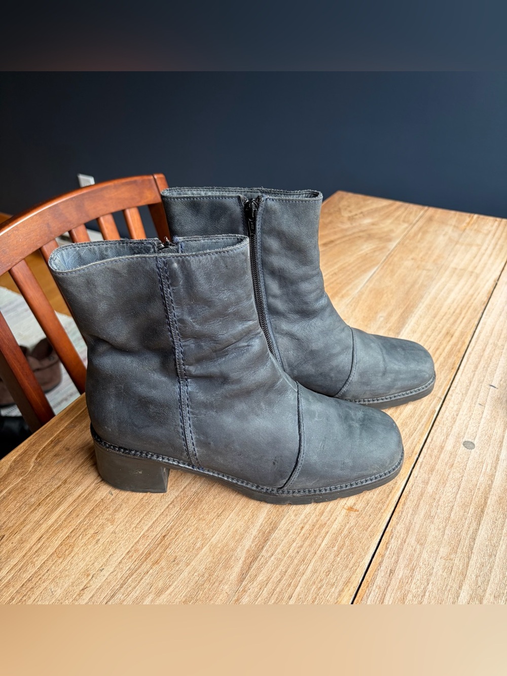 La Canadienne Waterproof Matte charcoal Gray Leather Zip Ankle Boots - Size 9